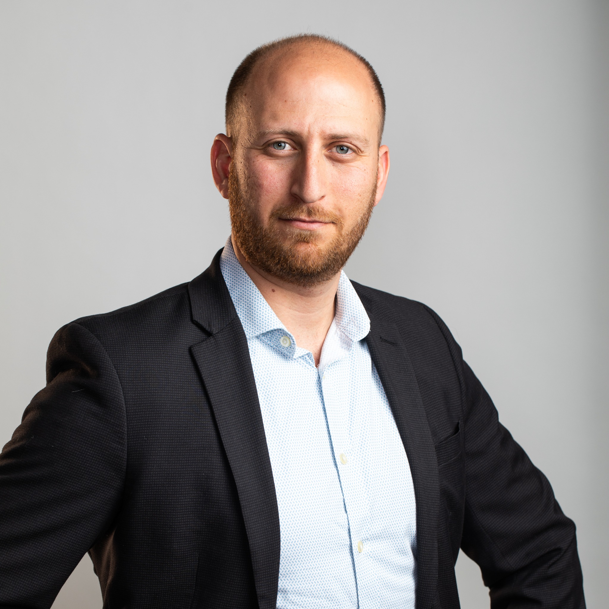 Professional portrait of Lior Agami